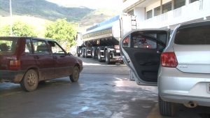 motoristas-ficam-esperando-reducao-no-preco-da-gasolina-e-diesel-que-ainda-nao-chegou-nas-bombas-em-caratinga-00_00_52_17-quadro010