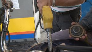 motoristas-ficam-esperando-reducao-no-preco-da-gasolina-e-diesel-que-ainda-nao-chegou-nas-bombas-em-caratinga-00_00_57_15-quadro011