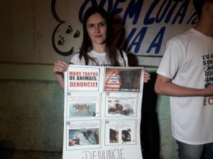 Fernanda exibe um cartaz durante a manifestação